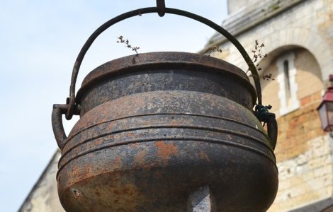 O tanara de 18 ani a suferit arsuri de gradul doi la o parada anuala a "vrajitorilor"