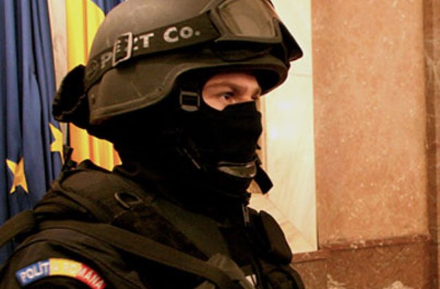 Retea de proxeneti, destructurata de procurorii din Timisoara. Racolau victime dintr-un centru de plasament