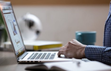 Un timisorean a ramas fara 20.000 de lei, dupa ce s-a indragostit pe Facebook de o cantareata din Republica Moldova