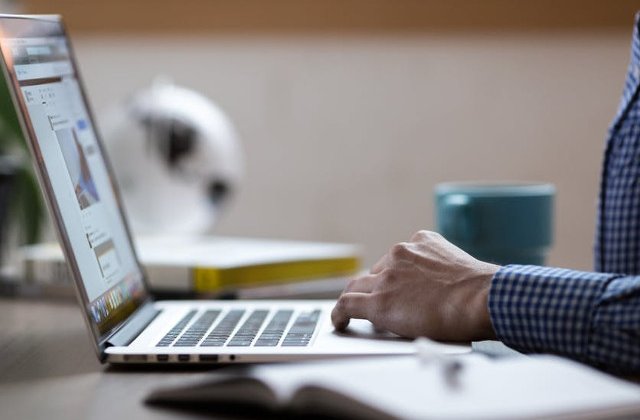 Un timisorean a ramas fara 20.000 de lei, dupa ce s-a indragostit pe Facebook de o cantareata din Republica Moldova