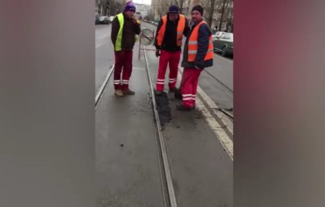 Cativa muncitori au asfaltat o groapa cu picioarele / VIDEO