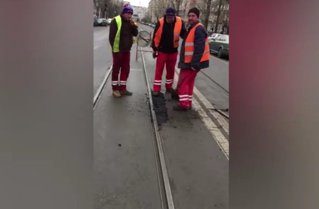 Cativa muncitori au fost surprinsi asfaltand o groapa cu picioarele/ VIDEO