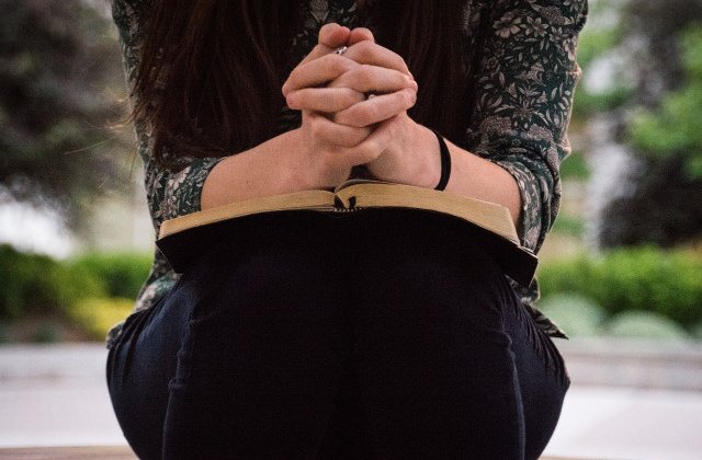 Secta religioasa, suspectata de sclavie, trafic de persoane si spalare de bani