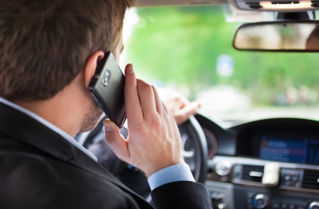 Reguli mai dure in Hexagon: francezii interzic folosirea telefoanelor mobile in masini, chiar si cand acestea sunt trase pe dreapta