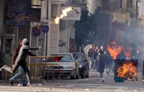 Proteste violente in intreaga Grecie, in urma uciderii unui tanar de catre politie