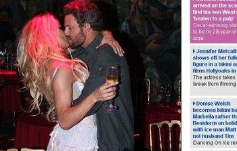 Pamela Anderson isi face de cap cu noul iubit