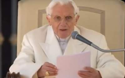 Fostul Papa Benedict al...