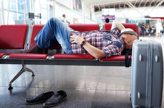 Mesaje trasnite de bun venit, pasageri adormiti si... un paun! Cele mai amuzante 9 imagini de pe aeroporturi