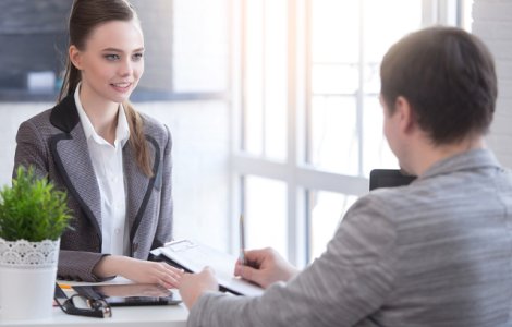 6 idei vestimentare cu care o femeie poate impresiona la interviul de angajare