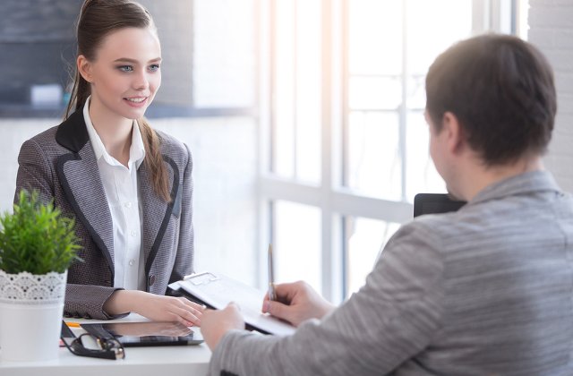 6 idei vestimentare cu care o femeie poate impresiona la interviul de angajare