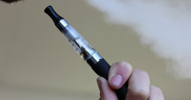 Studiu: Vaporii tigarilor electronice pot creste riscul de pneumonie