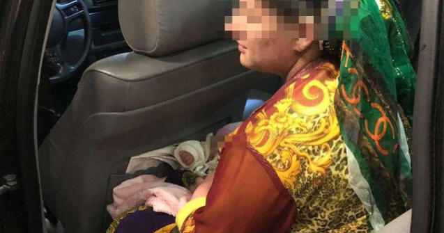 O femeie a incercat sa treaca frontiera cu bebelusul ascuns sub fusta