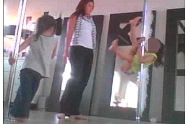 Fetite din Marea Britanie,  puse sa danseze la bara