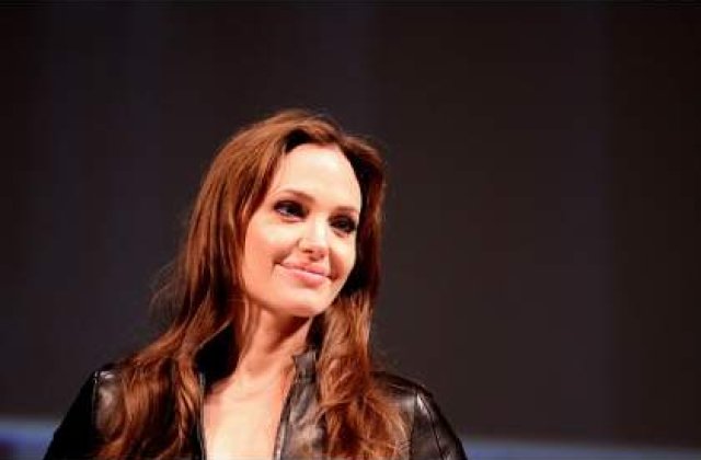 [FOTO] Angelina Jolie a pozat pentru Louis Vuitton