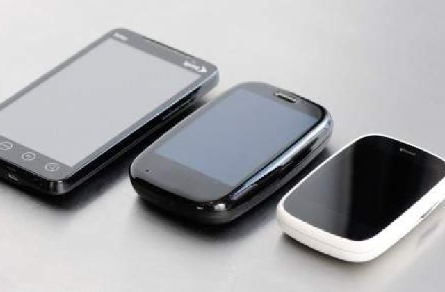 [REVIEW] Un telefon mic, prea mic