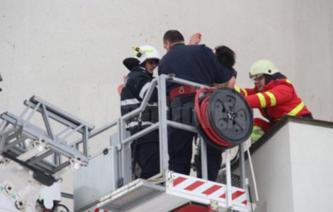 Suceava: Pompierii au intervenit cu autoscara pentru a cobori un tanar care ameninta ca se sinucide
