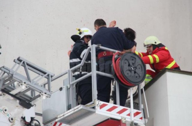 Suceava: Pompierii au intervenit cu autoscara pentru a cobori un tanar care ameninta ca se sinucide