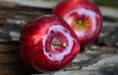 Mugur Isarescu: Ce m-a frapat pe mine este ca importam foarte multe mere