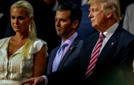 Sotia lui Donald Trump Jr., dusa la spital dupa ce a deschis un plic cu un praf alb neidentificat/ VIDEO