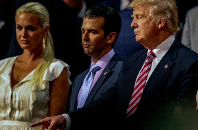 Sotia lui Donald Trump Jr., dusa la spital dupa ce a deschis un plic cu un praf alb neidentificat/ VIDEO