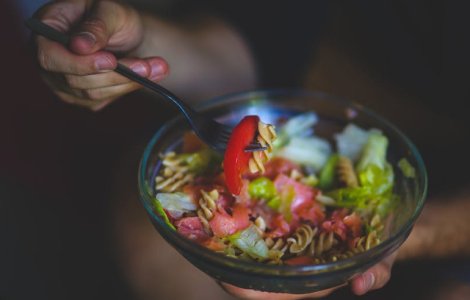 Studiu: Mancatul in ritm lent poate scadea cu 42% riscul de obezitate