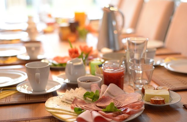 Carnea rosie procesata si alimentatia saraca in fibre va pot imbolnavi de cancer, avertizeaza un medic