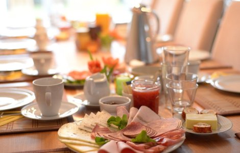 Carnea rosie procesata si alimentatia saraca in fibre va pot imbolnavi de cancer, avertizeaza un medic