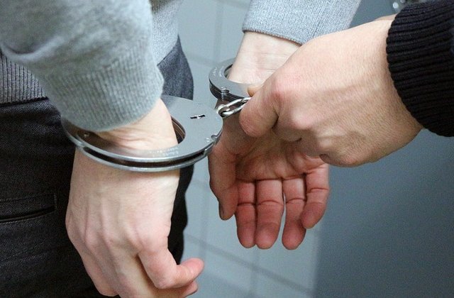 Un barbat de 61 de ani a fost retinut pentru pornografie infantila, act sexual cu un minor si santaj