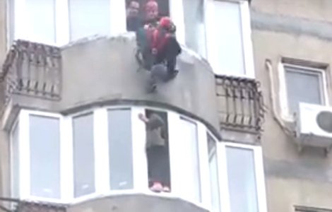 O femeie care ameninta ca se arunca de la etajul 6 a fost salvata dupa 12 ore/ VIDEO