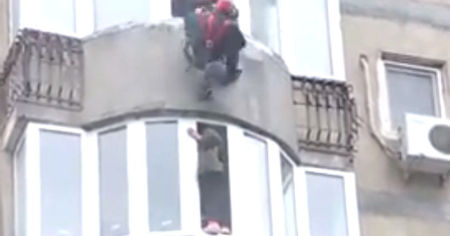 O femeie care ameninta ca se arunca de la etajul 6 a fost salvata dupa 12 ore/ VIDEO