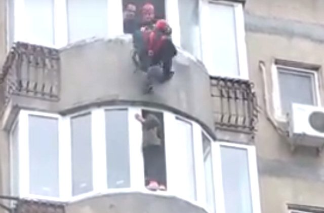 O femeie care ameninta ca se arunca de la etajul 6 a fost salvata dupa 12 ore/ VIDEO