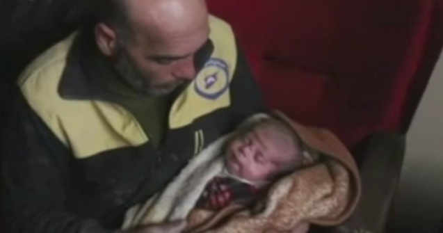 Un salvator voluntar a fost nevoit sa isi scoata propria familie de sub daramaturi / VIDEO