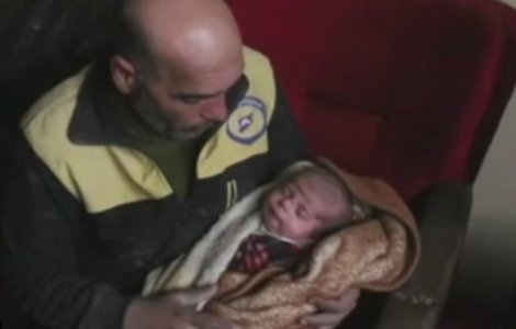 Un salvator voluntar a fost nevoit sa isi scoata propria familie de sub daramaturi / VIDEO