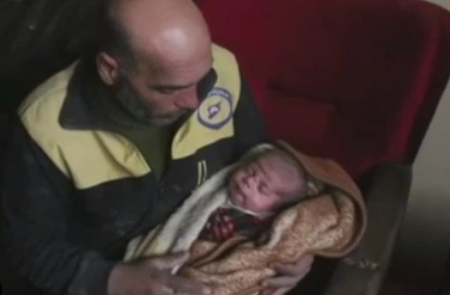 Un salvator voluntar a fost nevoit sa isi scoata propria familie de sub daramaturi / VIDEO