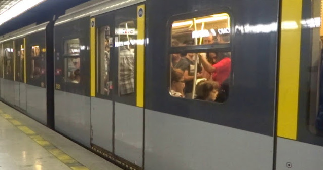 Un copil de 2 ani a fost salvat de pe sinele metroului din Milano / VIDEO