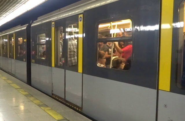 Un copil de 2 ani a fost salvat de pe sinele metroului din Milano / VIDEO