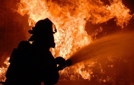 Un barbat a murit in urma unui incendiu izbucnit la un atelier de dezmembrari auto