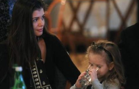 Moni: Orice bun obtinut la partaj intentionez sa-l donez