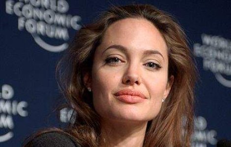 Angelina Jolie viziteaza refugiatii de la granita siriano-turca
