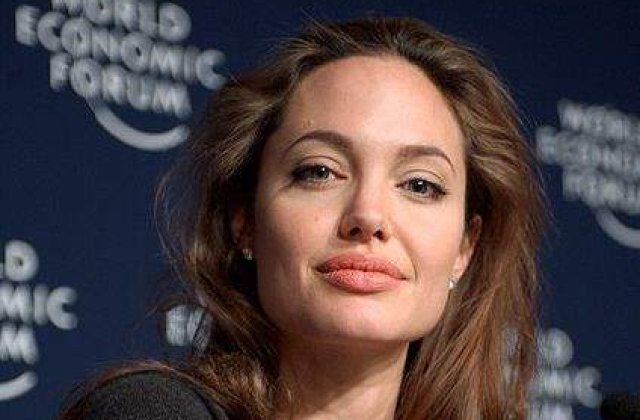 Angelina Jolie viziteaza refugiatii de la granita siriano-turca