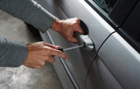 Un hot de masini cautat de justitie s-a predat politiei, satul de certurile cu prietena