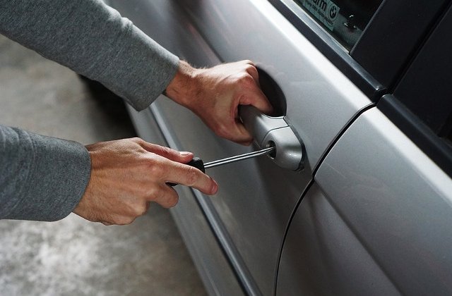 Un hot de masini cautat de justitie s-a predat politiei, satul de certurile cu prietena