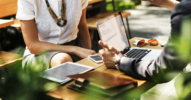  Top  5 moduri in care statul pe internet iti poate afecta relatia