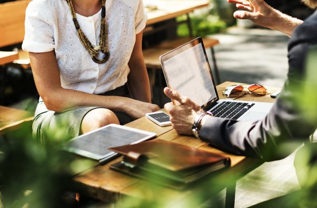 Tehnologia are si parti negative. 5 moduri in care statul pe internet iti poate afecta relatia