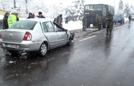 Un camion militar a fost izbit frontal de un autoturism
