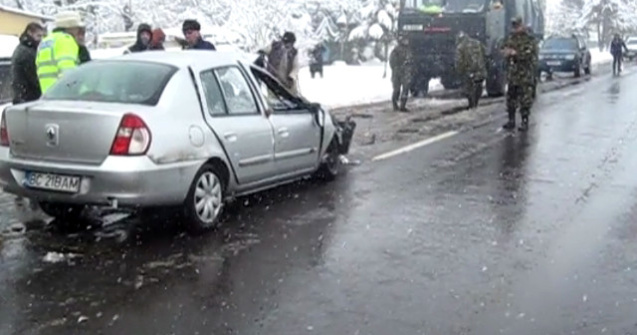 Un camion militar a fost izbit frontal de un autoturism
