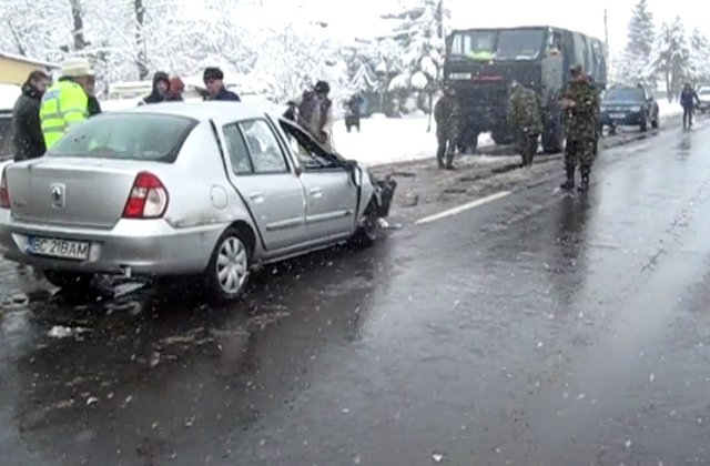 Un camion militar a fost izbit frontal de un autoturism
