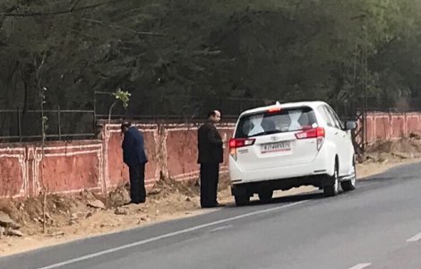 Un ministru indian a fost fotografiat in timp ce isi facea nevoile pe marginea drumului