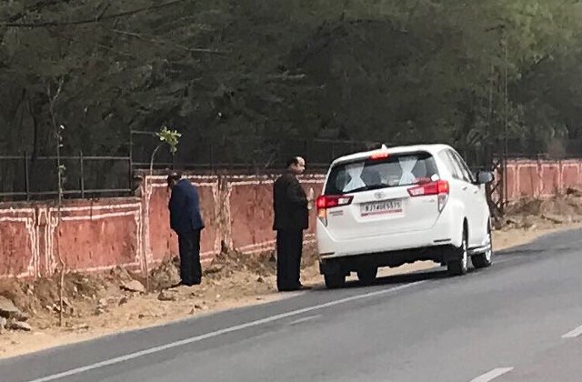 Un ministru indian a fost fotografiat in timp ce isi facea nevoile pe marginea drumului