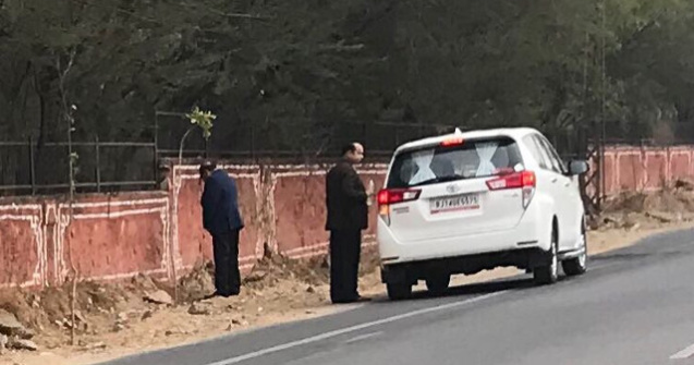 Un ministru indian a fost fotografiat in timp ce isi facea nevoile pe marginea drumului